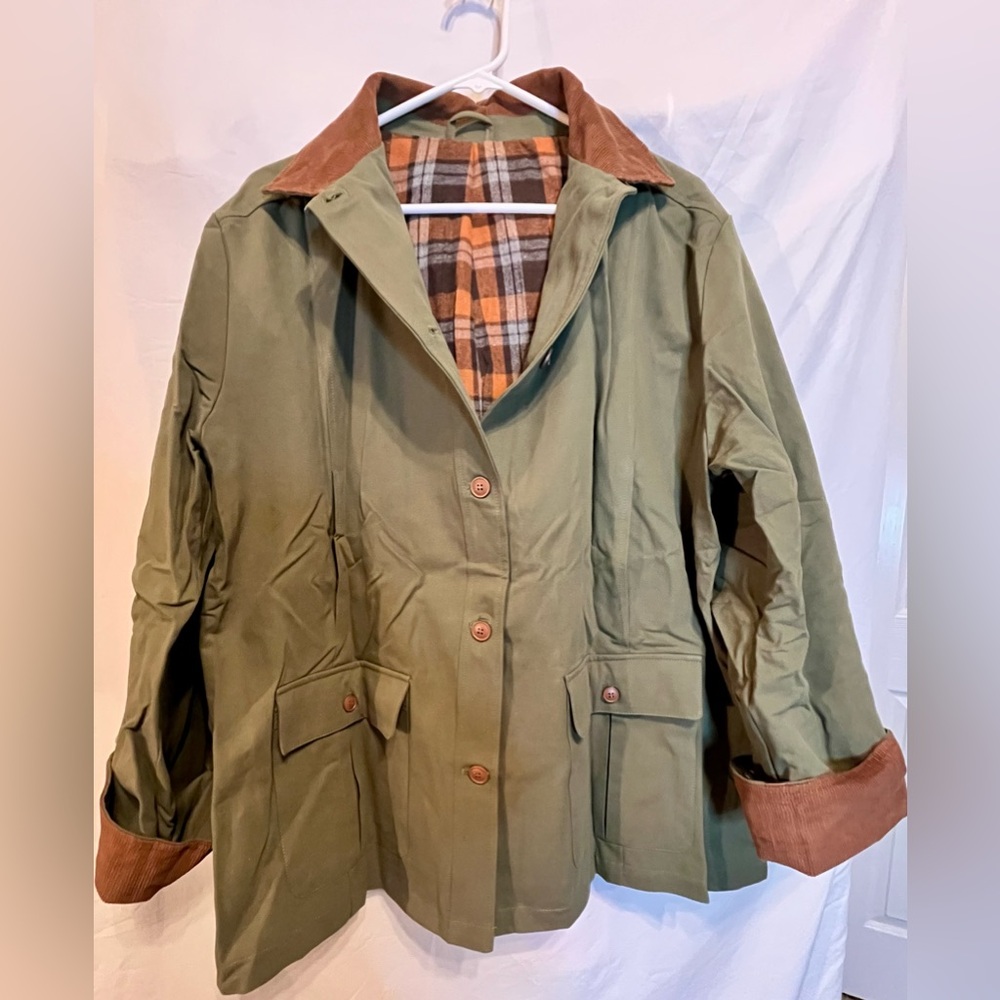 Army Green Barn Jacket Women's Small. Corduroy Collar/Cuffs Flannel lining
New